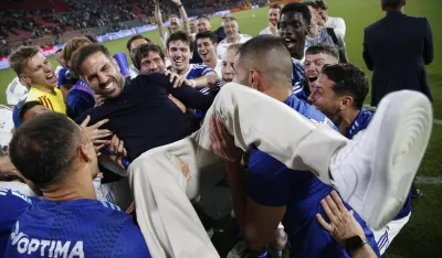 Fabregas na rukama igrača