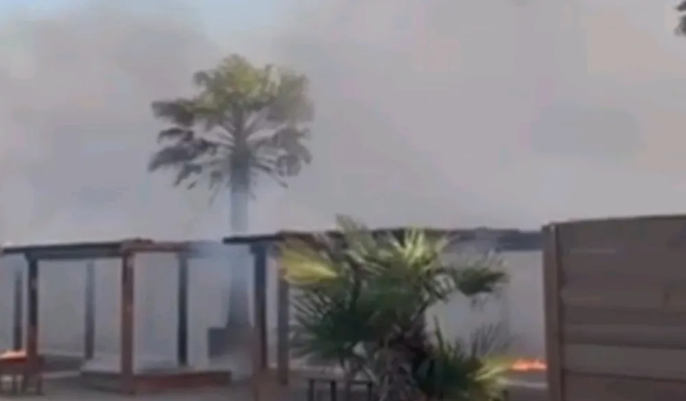 Požar na Velikoj plaži: Gori dio poznatog kupali&scaron;ta i restorana u Ulcinju, vatrogasci i policija na terenu