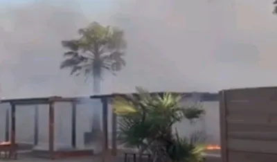 Požar na Velikoj plaži: Gori dio poznatog kupali&scaron;ta i restorana u Ulcinju, vatrogasci i policija na terenu