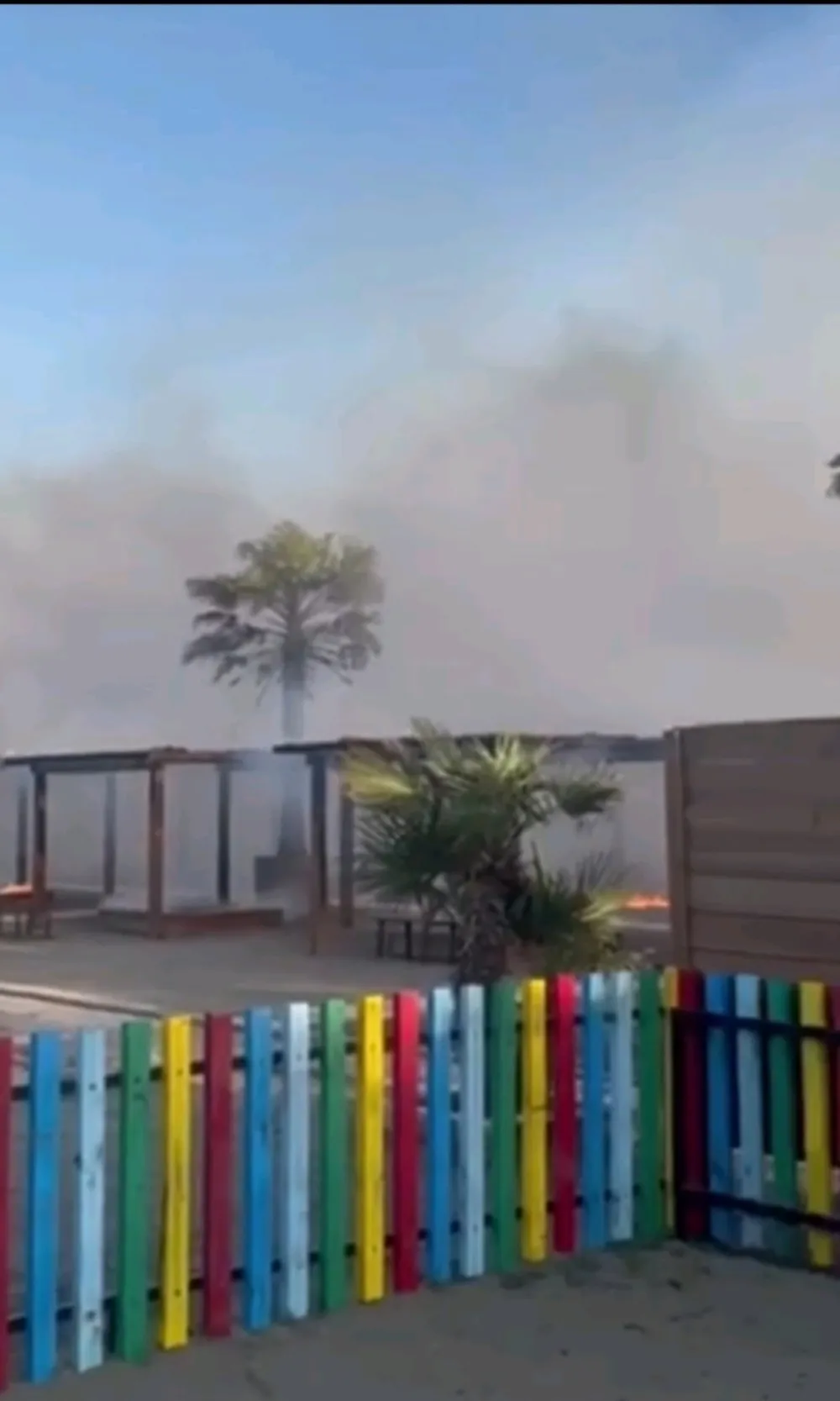 Požar na Velikoj plaži: Gori dio poznatog kupali&scaron;ta i restorana u Ulcinju, vatrogasci i policija na terenu