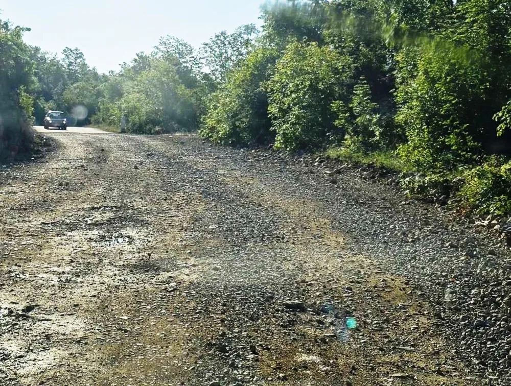 Asfalt plaćen 1,3 miliona u Velimlju nije izdržao ni godinu