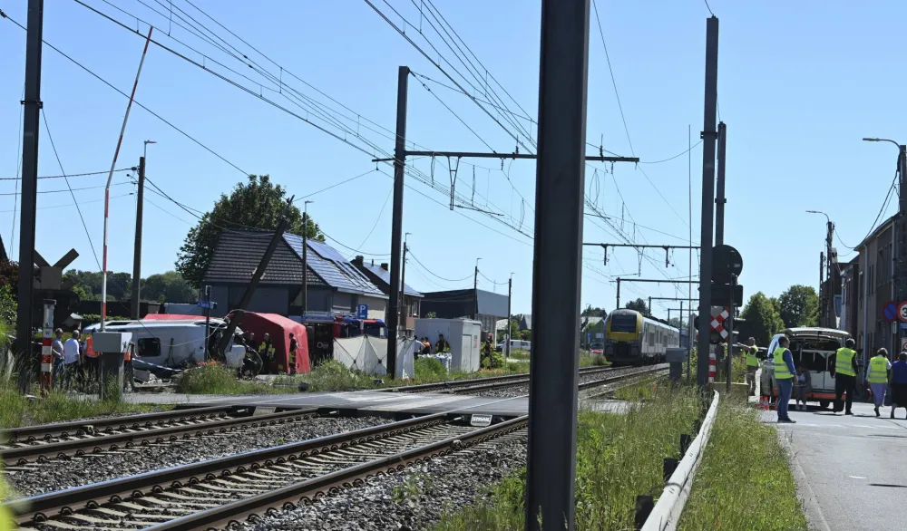 Vi&scaron;e poginulih u sudaru voza i &scaron;kolskog minibusa u Belgiji