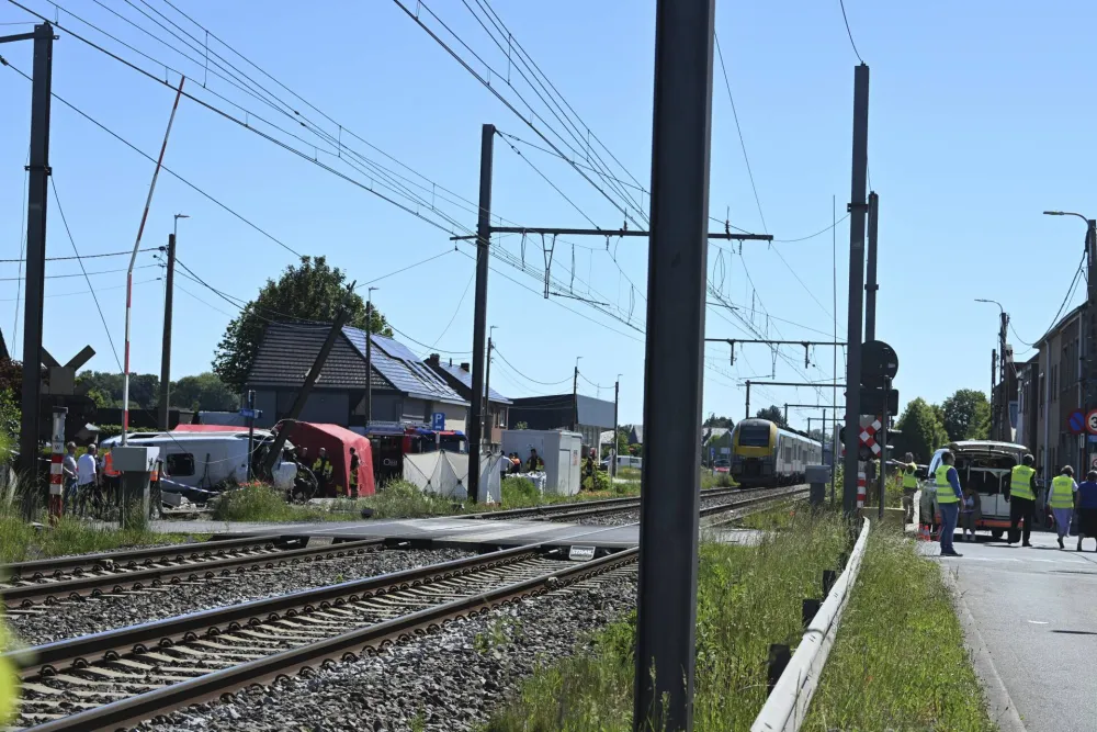 Vi&scaron;e poginulih u sudaru voza i &scaron;kolskog minibusa u Belgiji