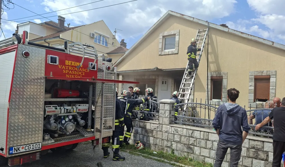 (VIDEO) Požar u nik&scaron;ićkom naselju: Vlasnik kuće povrijeđen poku&scaron;avajući da ugasi vatru