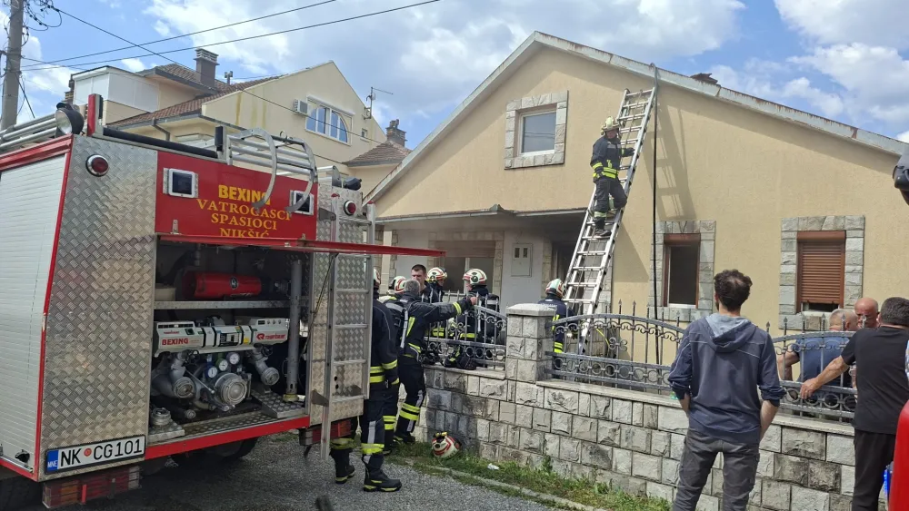 (VIDEO) Požar u nik&scaron;ićkom naselju: Vlasnik kuće povrijeđen poku&scaron;avajući da ugasi vatru