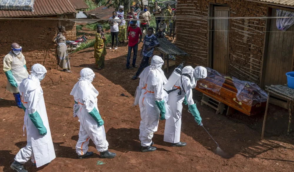 Zdravstveni radnici dezinfikuju ulaz u jednu kuću u Buniji, u okviru odgovora na epidemiju ebole u Demokratskoj Republici Kongo, u nedjelju, 24. maja 2026. godine.