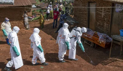 Zdravstveni radnici dezinfikuju ulaz u jednu kuću u Buniji, u okviru odgovora na epidemiju ebole u Demokratskoj Republici Kongo, u nedjelju, 24. maja 2026. godine.
