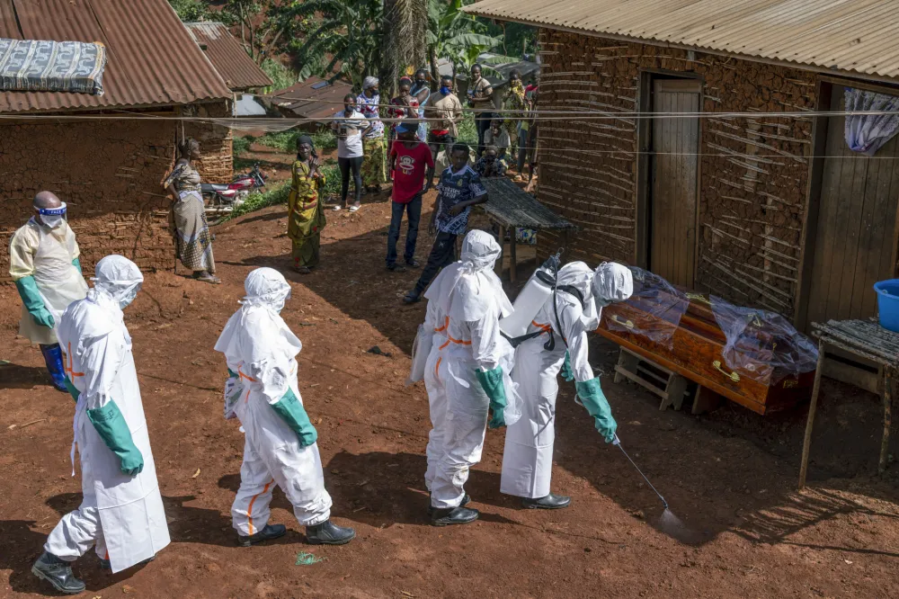 Zdravstveni radnici dezinfikuju ulaz u jednu kuću u Buniji, u okviru odgovora na epidemiju ebole u Demokratskoj Republici Kongo, u nedjelju, 24. maja 2026. godine.