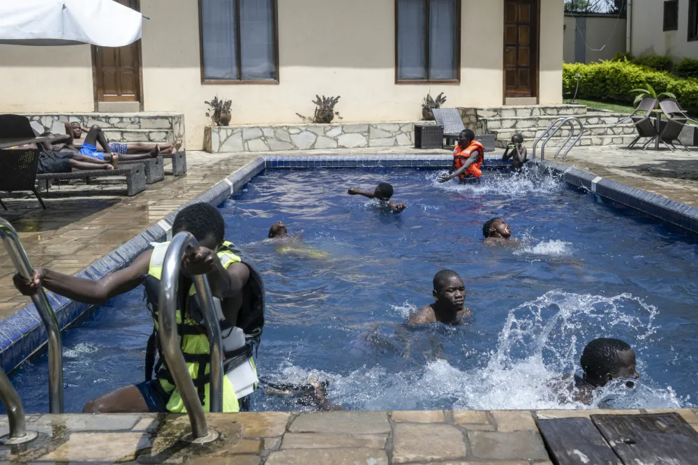 Mladi se kupaju u hotelskom bazenu u Buniji, sredi&scaron;tu epidemije ebole u Demokratskoj Republici Kongo, 23. maja 2026. godine.