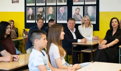 VOLI I UNICEF -  DJECA U &Scaron;KOLI DA UČE O EMPATIJI I PO&Scaron;TOVANJU    