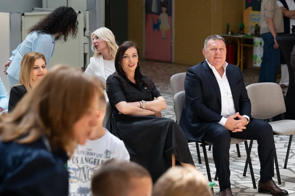 VOLI I UNICEF -  DJECA U &Scaron;KOLI DA UČE O EMPATIJI I PO&Scaron;TOVANJU    