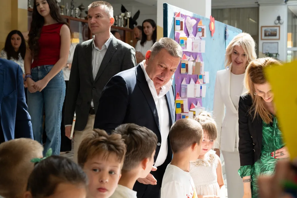 VOLI I UNICEF -  DJECA U &Scaron;KOLI DA UČE O EMPATIJI I PO&Scaron;TOVANJU    
