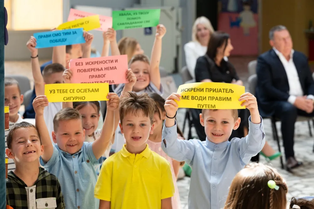 VOLI I UNICEF -  DJECA U &Scaron;KOLI DA UČE O EMPATIJI I PO&Scaron;TOVANJU    