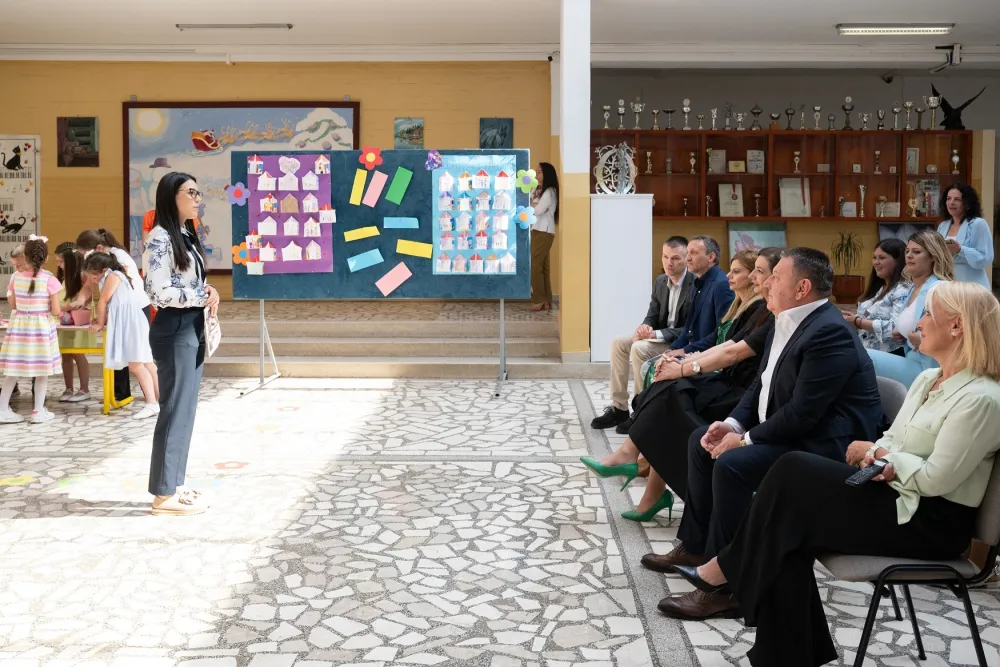 VOLI I UNICEF -  DJECA U &Scaron;KOLI DA UČE O EMPATIJI I PO&Scaron;TOVANJU    