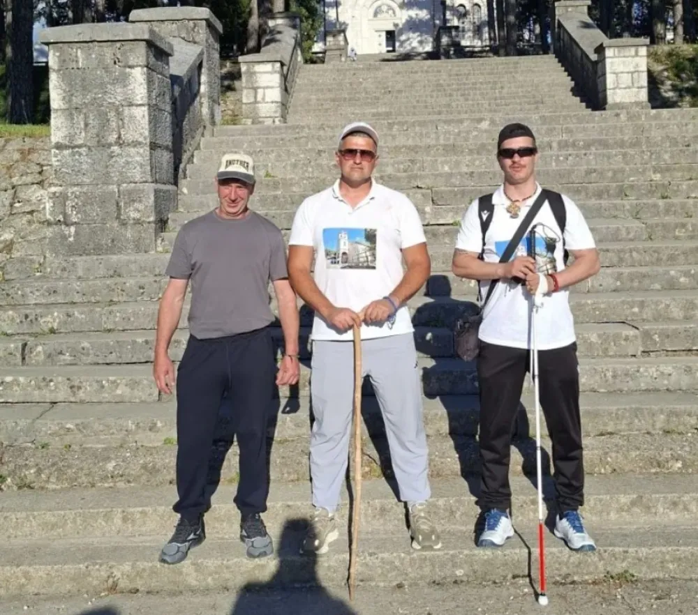 Trojica Nik&scaron;ićana krenula na hodočasni put do Visokih Dečana: Koracima humanosti i vjere za djecu Orahovca