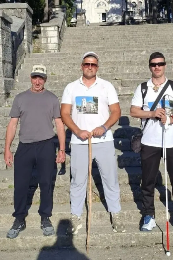 Trojica Nik&scaron;ićana krenula na hodočasni put do Visokih Dečana: Koracima humanosti i vjere za djecu Orahovca