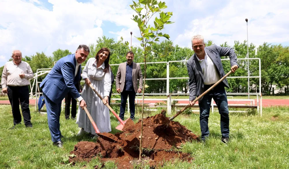 Organizovana akcija sadnje drveća i postavljanja mobilijara u dvori&scaron;tu O&Scaron; &bdquo;Ratko Žarić&ldquo;
