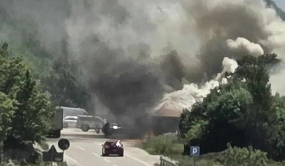 Požar na Grahovu: Izgorela pečenjara restorana &bdquo;Stara kuća&ldquo;, vatra zahvatila i automobil