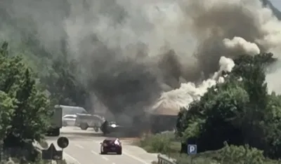 Požar na Grahovu: Izgorela pečenjara restorana &bdquo;Stara kuća&ldquo;, vatra zahvatila i automobil