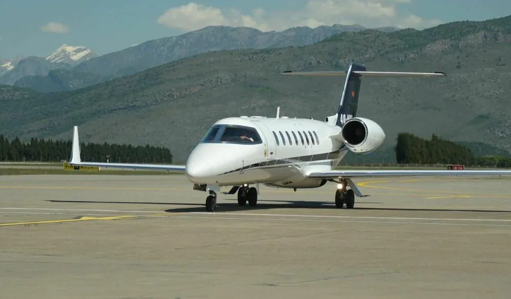 Za službena putovanja Vlada daje 300.000 eura za avio-karte i kerozin