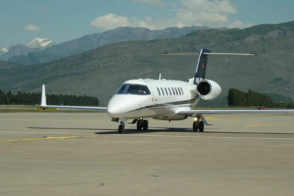 Za službena putovanja Vlada daje 300.000 eura za avio-karte i kerozin