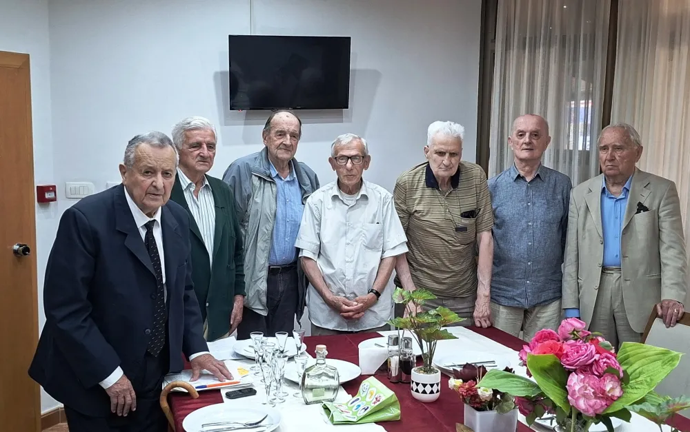 Sedam decenija od zavr&scaron;etka &scaron;kolovanja okupilo maturante nik&scaron;ićke gimnazije: Generacija koja nije zaboravila drugarstvo