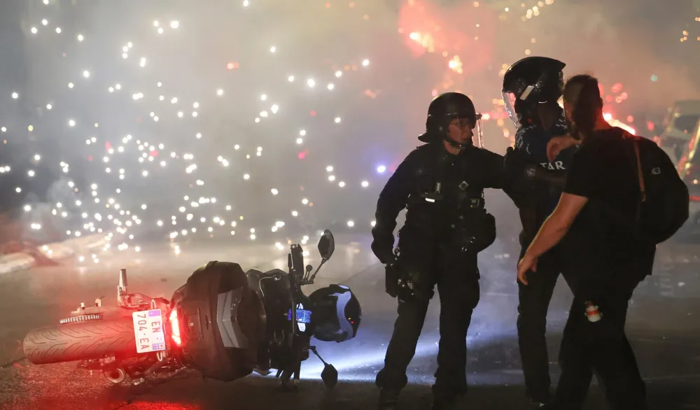 (FOTO/VIDEO) Haos u Francuskoj nakon pobjede PSŽ-a: Stotine uhap&scaron;enih, ima povrijeđenih