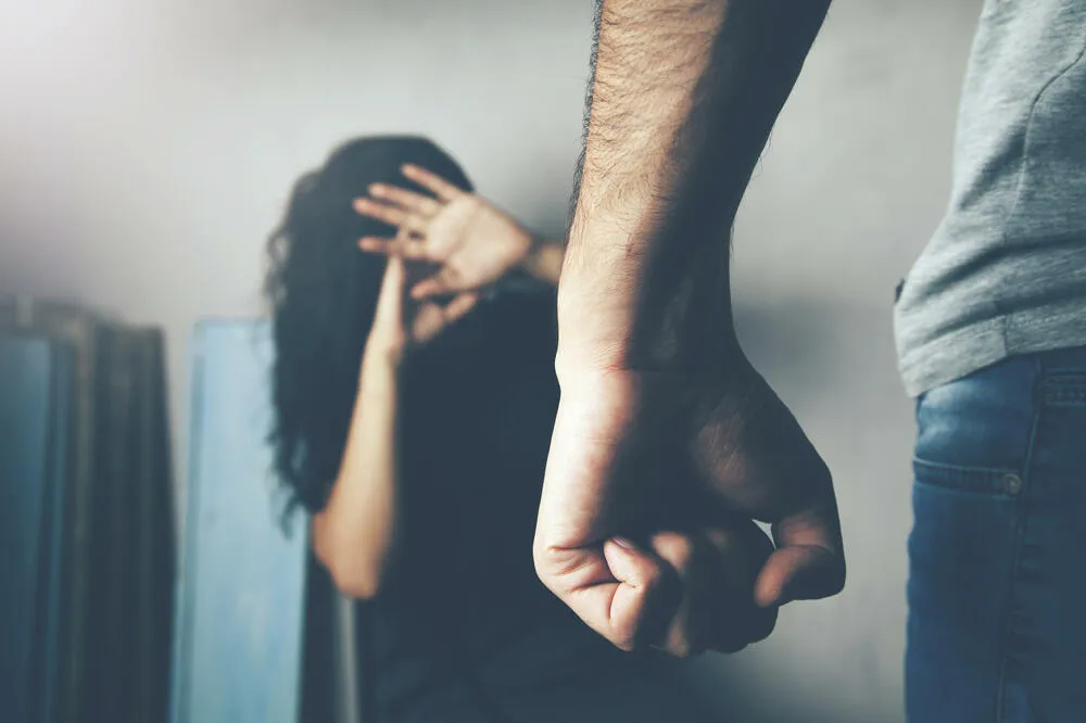 Tukao ženu u prisustvu maloljetne djece: Cetinjaninu određeno zadržavanje