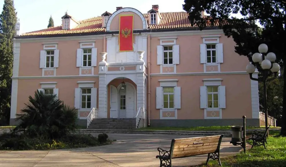 "Ispravljanje" duga kao arčenje državne imovine