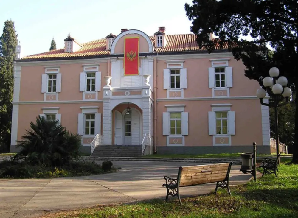 "Ispravljanje" duga kao arčenje državne imovine
