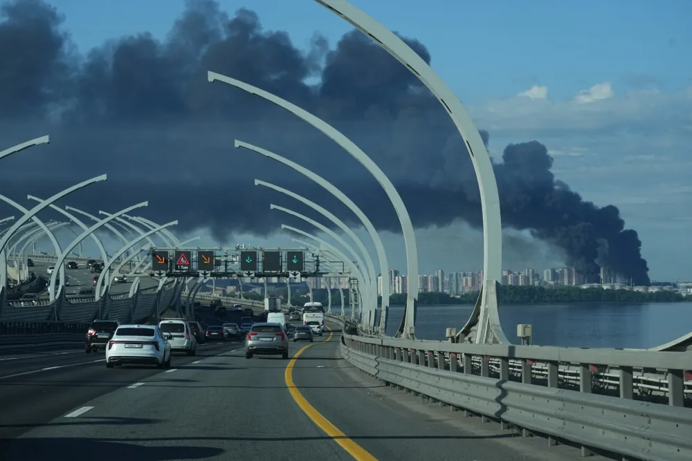 Ukrajina napala Sankt Peterburg, gori naftni terminal