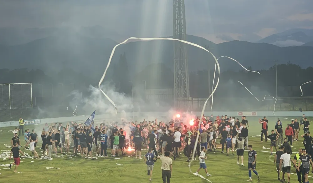 Slavlje igrača i navijača nakon meča
