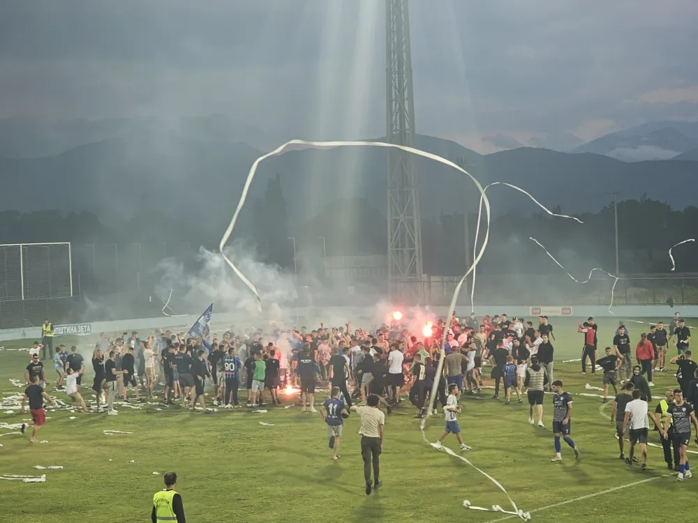 Slavlje igrača i navijača nakon meča