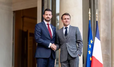 Makron uručuje Milatoviću Veliki krst Legije časti