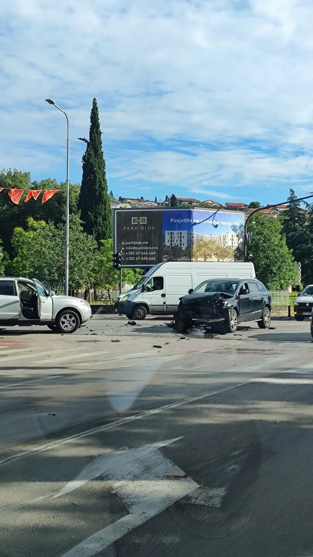 Sudar tvoje vozila na raskrsnici nedaleko od Osnovnog suda
