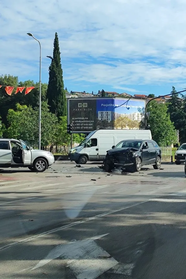 Sudar tvoje vozila na raskrsnici nedaleko od Osnovnog suda