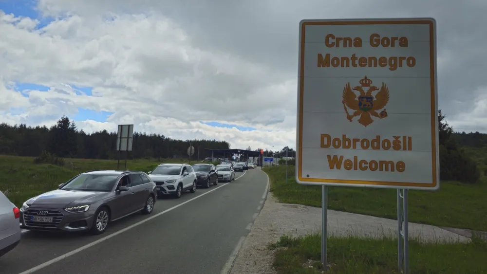 (VIDEO) Nik&scaron;ićani satima zarobljeni na granici: Kolone kilometarske, među putnicima djeca i stari