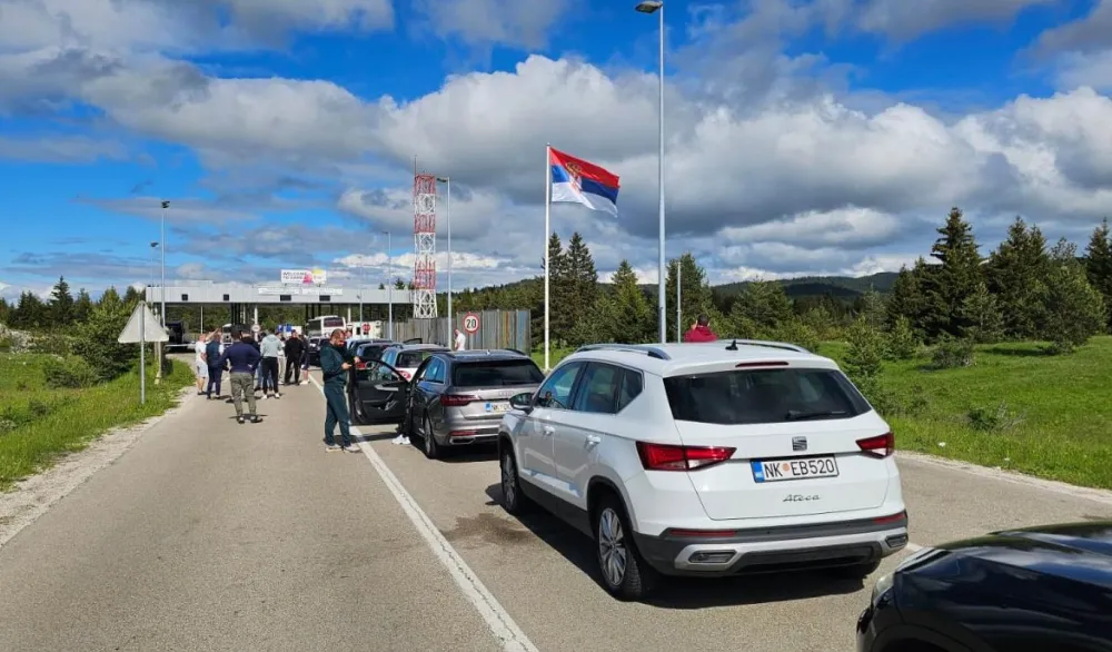 Nik&scaron;ićani blokirali granicu na Jabuci: Satima zarobljeni u kolonama, traže jednak tretman