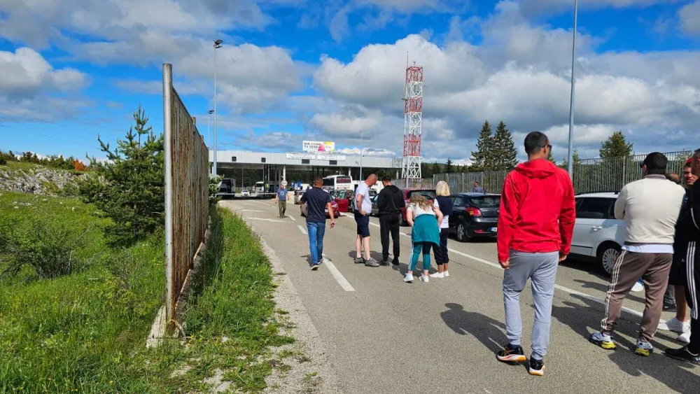 Nik&scaron;ićani blokirali granicu