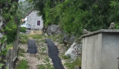 U selu Orasi putare uzalud čekaju: Mje&scaron;tani kupili asfalt i krpe makadam