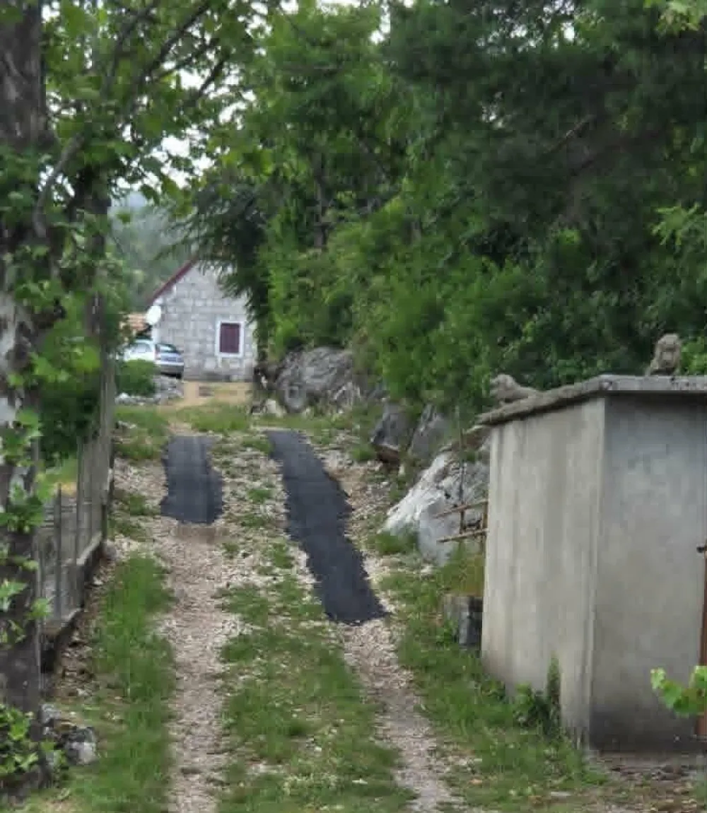 U selu Orasi putare uzalud čekaju: Mje&scaron;tani kupili asfalt i krpe makadam