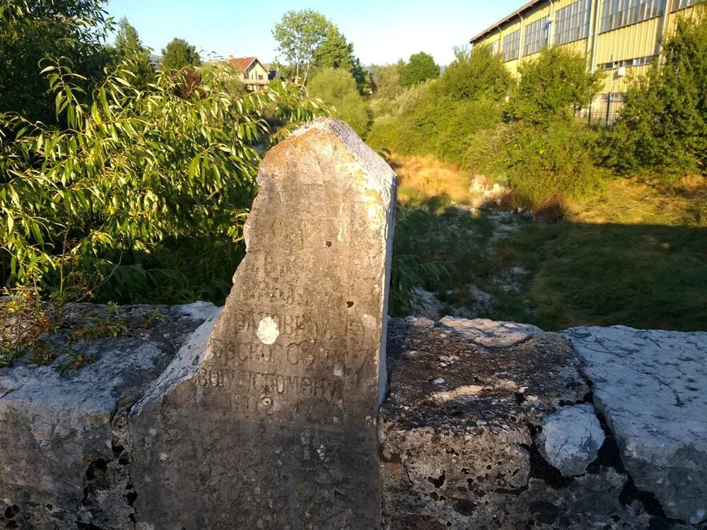 ​O&scaron;tećena i ploča sa imenom Gorde Filipović