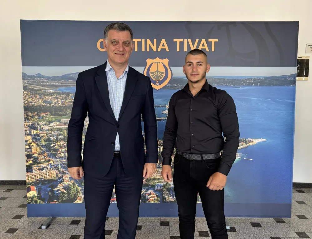 Komnenović nagradio hrabrog vatrogasca Anđu&scaron;ića: Volio bih da imamo &scaron;to vi&scaron;e ovakvih primjera