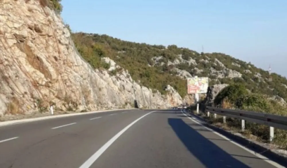 Saobraća se nesmetano, vožnju prilagoditi uslovima na putu