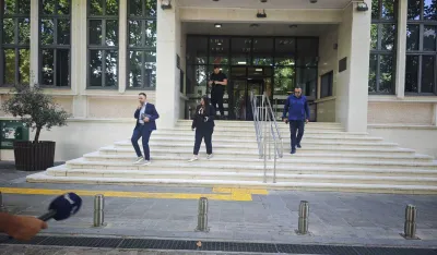 učesnici napuštaju sastanak