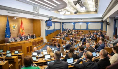 Novčane nagrade za 32 poslanika od 202 do 809 eura