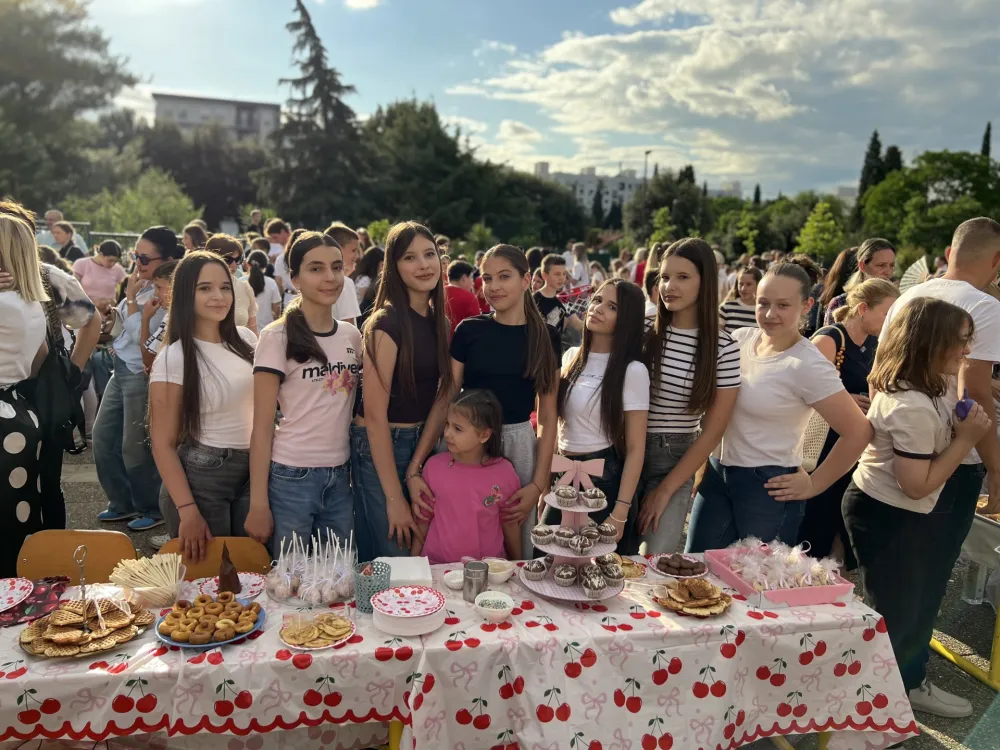 (FOTO/VIDEO) Đaci O&Scaron; &bdquo;Oktoih&ldquo; pokazali snagu zajedni&scaron;tva i solidarnosti na humanitarnom festivalu