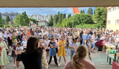 (FOTO/VIDEO) Đaci O&Scaron; &bdquo;Oktoih&ldquo; pokazali snagu zajedni&scaron;tva i solidarnosti na humanitarnom festivalu