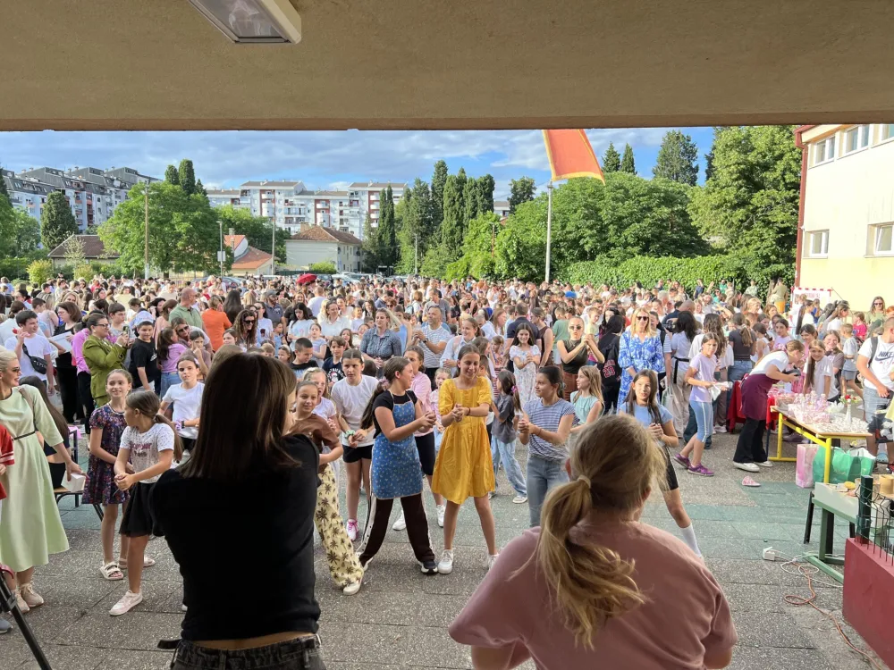 (FOTO/VIDEO) Đaci O&Scaron; &bdquo;Oktoih&ldquo; pokazali snagu zajedni&scaron;tva i solidarnosti na humanitarnom festivalu