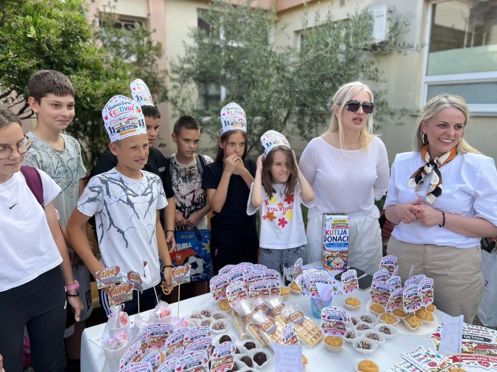 (FOTO/VIDEO) Đaci O&Scaron; &bdquo;Oktoih&ldquo; pokazali snagu zajedni&scaron;tva i solidarnosti na humanitarnom festivalu